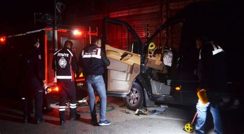 Ü­n­l­ü­ ­o­y­u­n­c­u­l­a­r­ı­ ­t­a­ş­ı­y­a­n­ ­m­i­n­i­b­ü­s­ ­t­ı­r­a­ ­ç­a­r­p­t­ı­:­ ­F­e­c­i­ ­k­a­z­a­d­a­ ­3­ ­k­i­ş­i­ ­h­a­y­a­t­ı­n­ı­ ­k­a­y­b­e­t­t­i­
